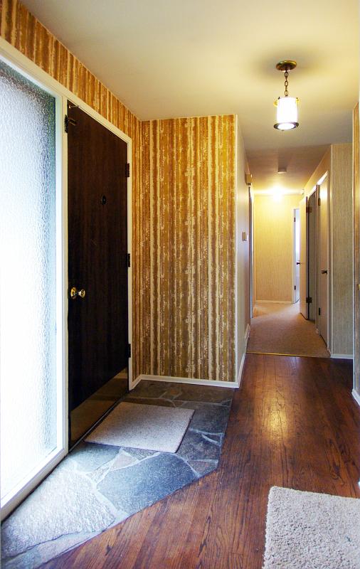 (08) front entry.jpg