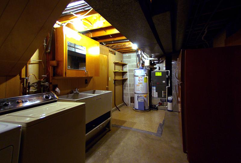(24) laundry & storage.jpg
