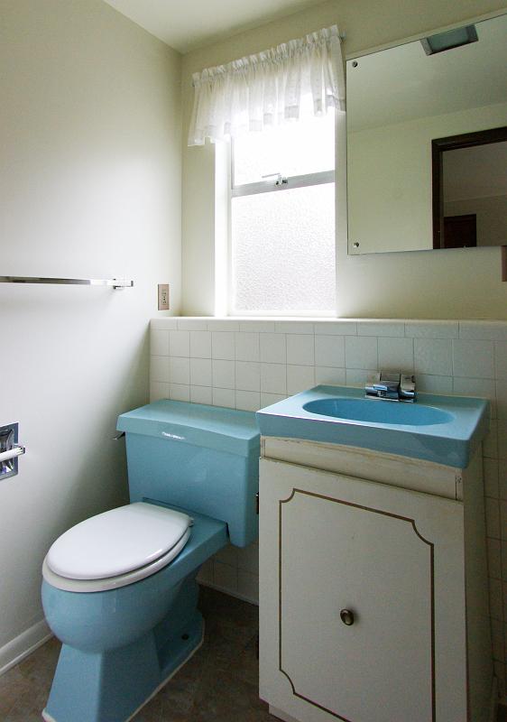 (26) downstairs bath - blue & white!.jpg
